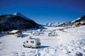 Camping-car à la neige